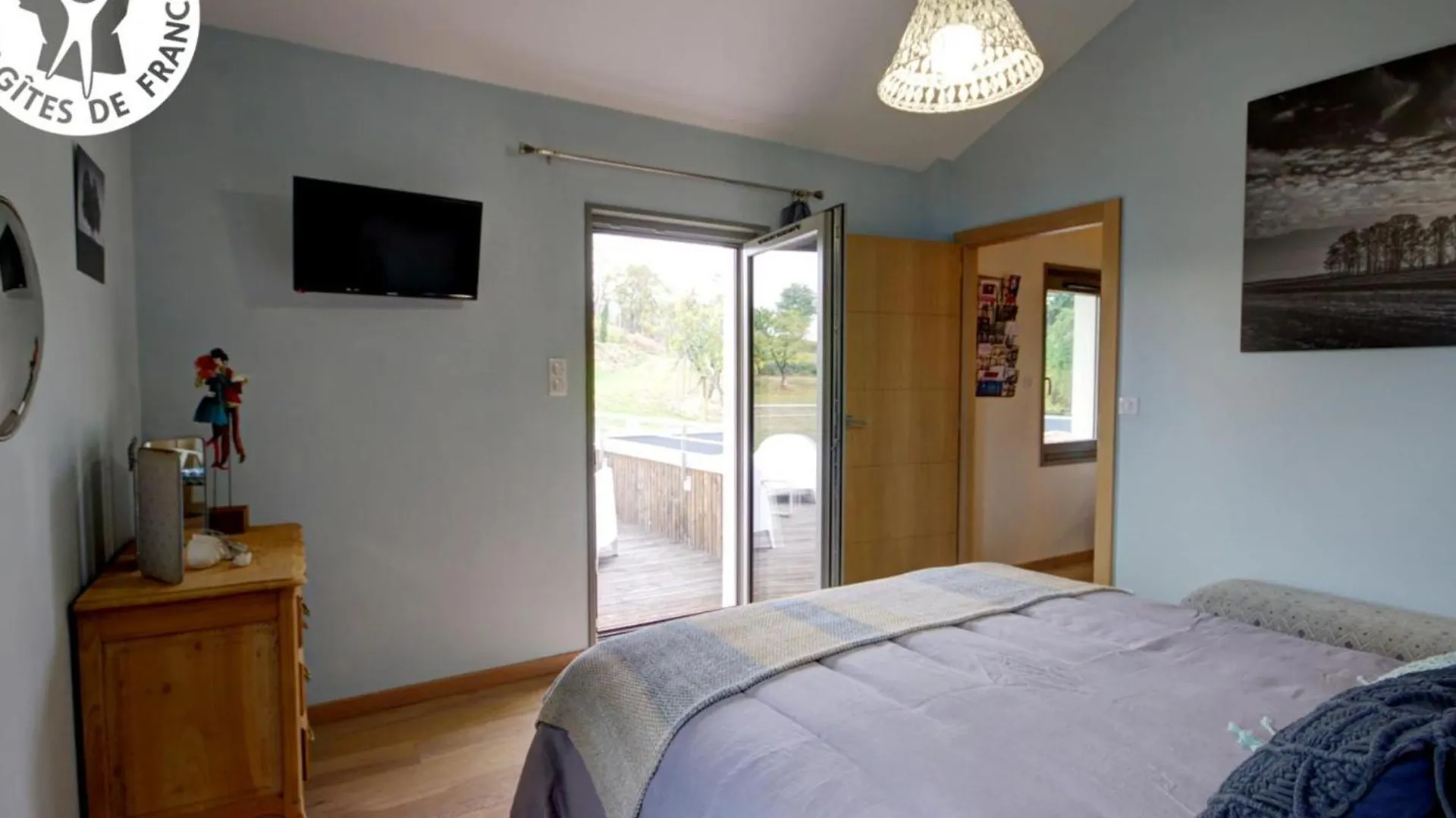 Gite Moderne Avec Jardin, Etang, Terrasses Et Confort Tout Inclus A Montbrison - Fr-1-496-157