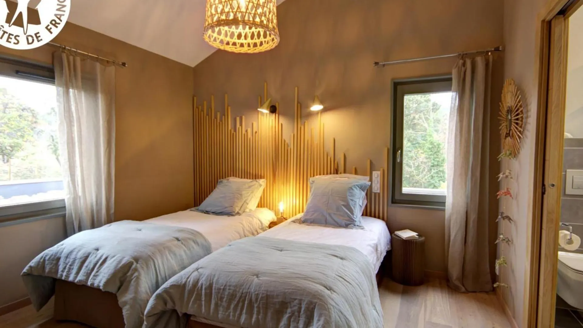 Gite Moderne Avec Jardin, Etang, Terrasses Et Confort Tout Inclus A Montbrison - Fr-1-496-157