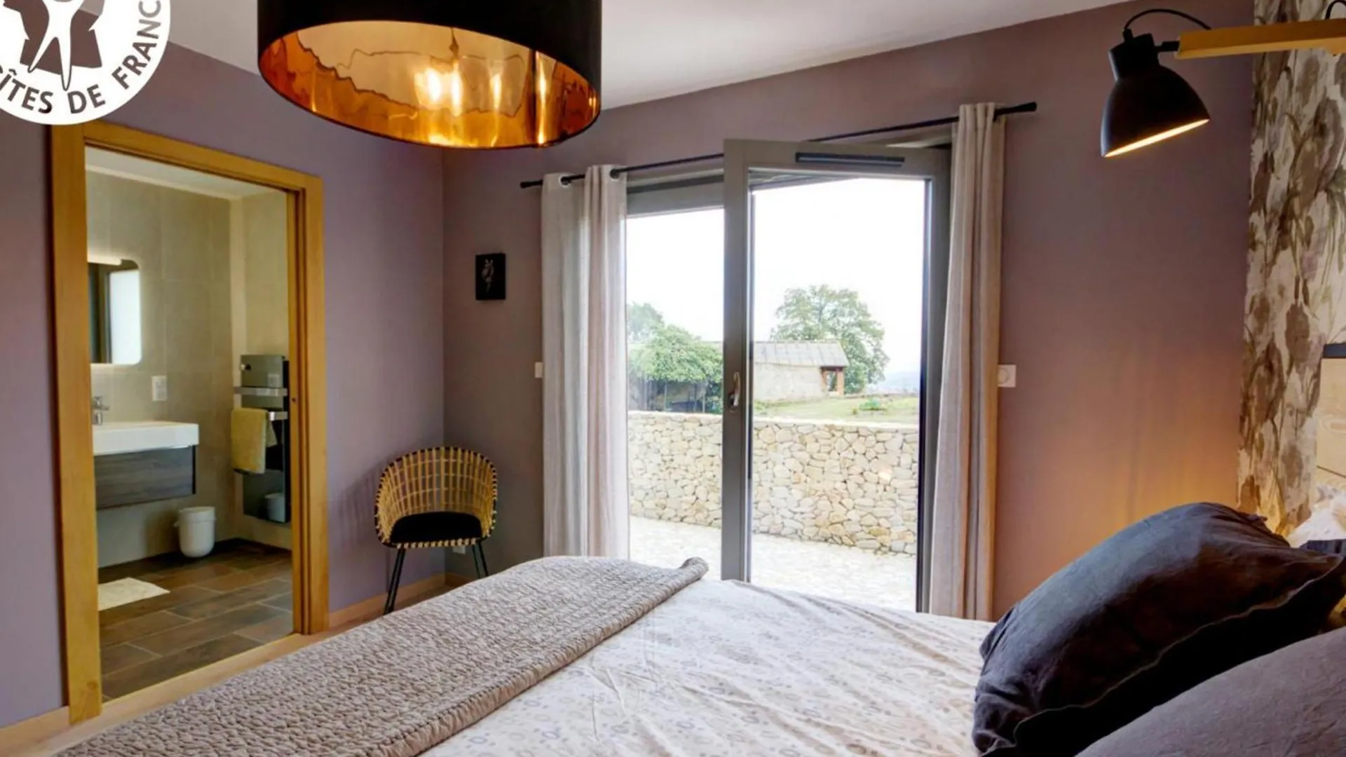 Casa de Férias Gite Moderne Avec Jardin, Etang, Terrasses Et Confort Tout Inclus A Montbrison - Fr-1-496-157