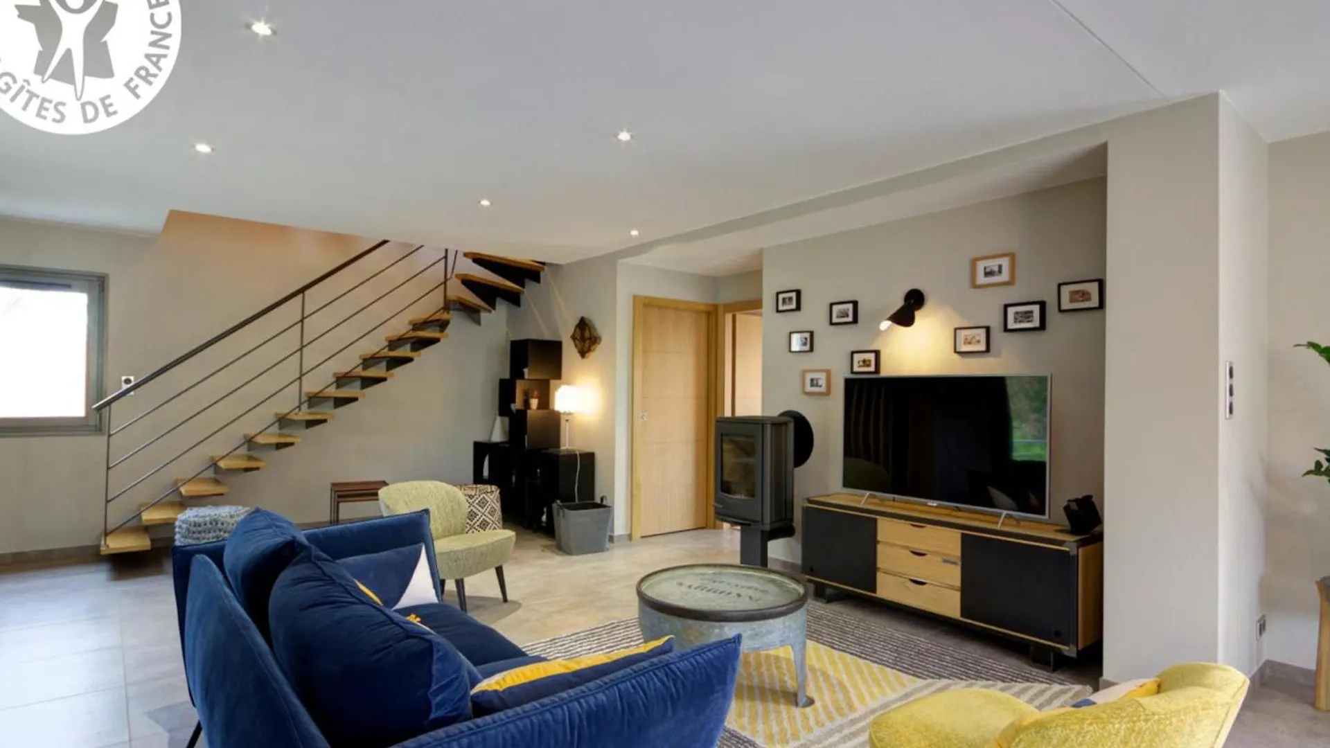 Gite Moderne Avec Jardin, Etang, Terrasses Et Confort Tout Inclus A Montbrison - Fr-1-496-157 Casa de Férias