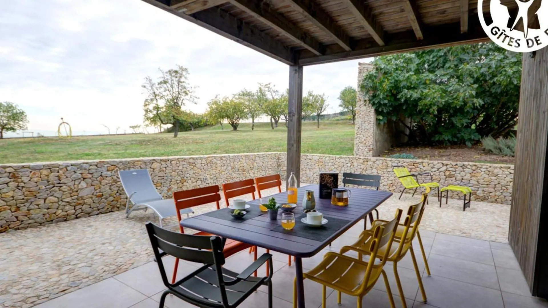 Casa de Férias Gite Moderne Avec Jardin, Etang, Terrasses Et Confort Tout Inclus A Montbrison - Fr-1-496-157