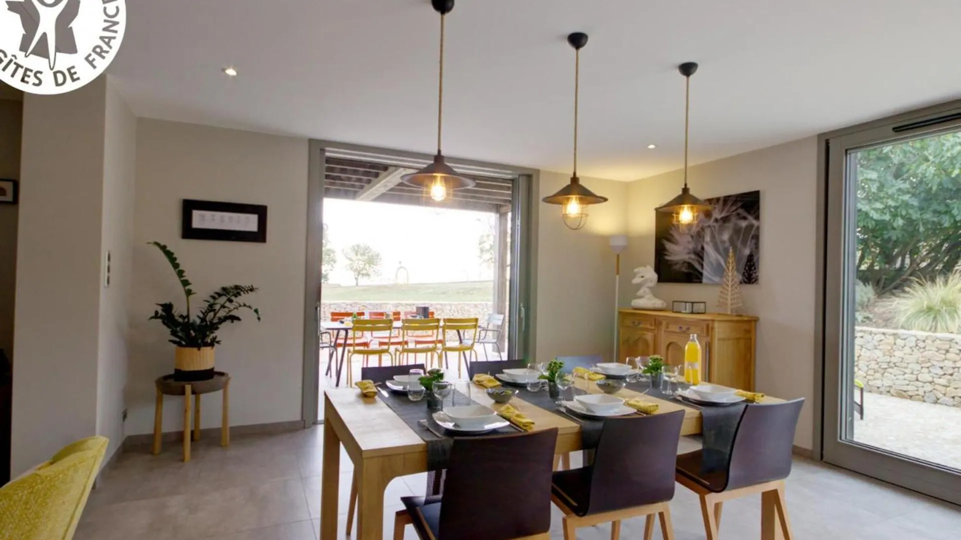 Gite Moderne Avec Jardin, Etang, Terrasses Et Confort Tout Inclus A Montbrison - Fr-1-496-157 0*,  França